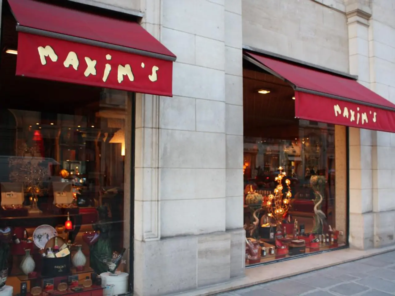 Franchise owners accuse Stanton Optical of fraud, leading to the closure of 9 locations in Houston.