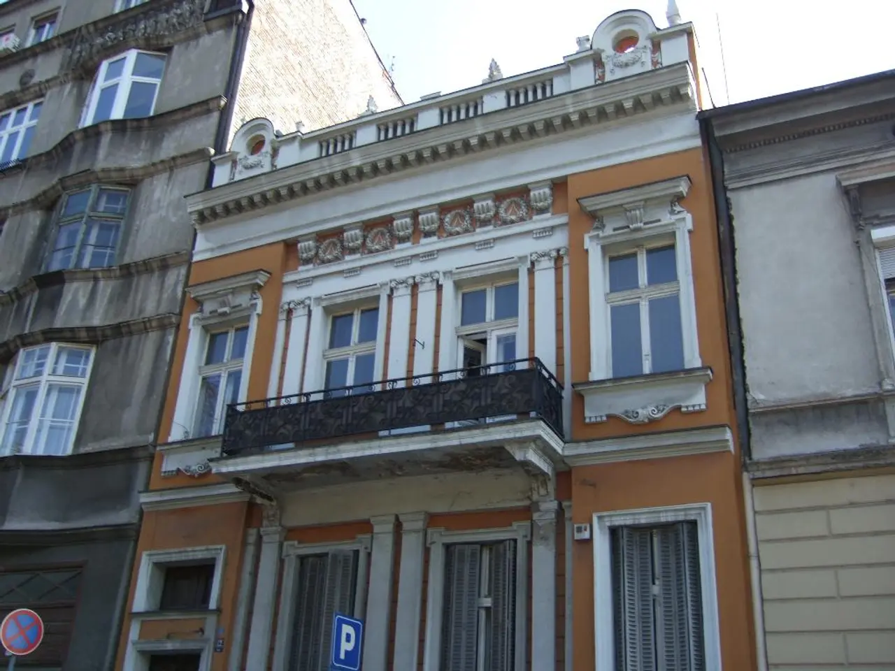 In this picture I can see there are few buildings and it has doors and windows. There are few...