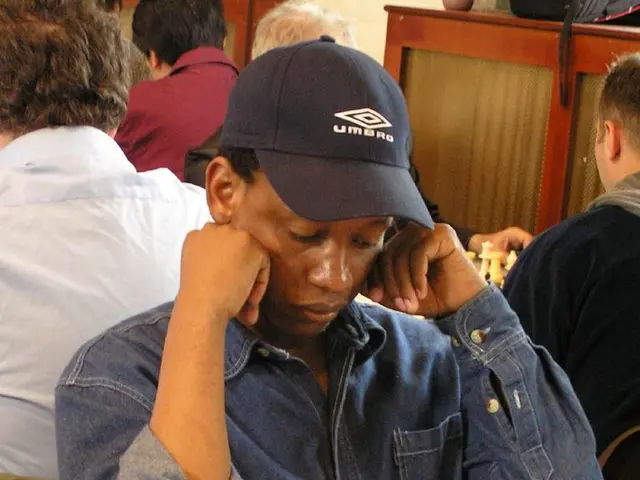 Trump's Criticism of Powell Fosters Dollar's Decline and Euro's Ascent