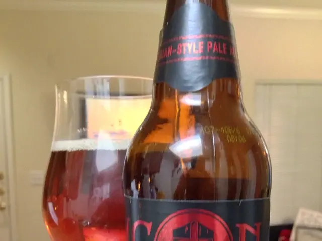 Offers a cashback of up to 1% on all shopping transactions.